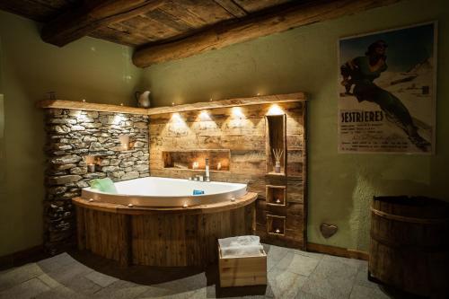 普拉吉拉托Lous Escartoun的一间带石墙浴缸的浴室