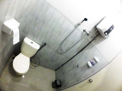 茉莉芬login homestay的浴室配有白色卫生间和盥洗盆。