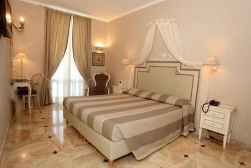 蒙特罗索阿尔马雷Hotel La Colonnina的一间卧室,卧室内配有一张大床