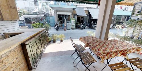曼谷Home & Hashery Boutique House的阳台的天井配有桌椅