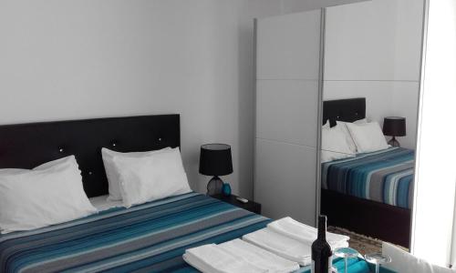 塔维拉Tavira independent suite with Pool at Casa Reflexos的一间卧室配有两张床和镜子