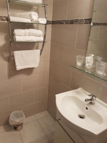 马洛塞讷阿布里杜文图科斯酒店的浴室配有盥洗盆、镜子和毛巾