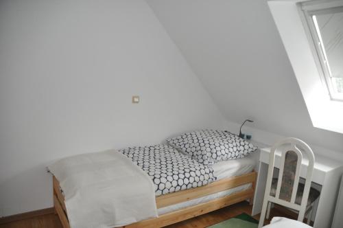 马格德堡Gästewohnung Magdeburg的白色的卧室设有床和窗户