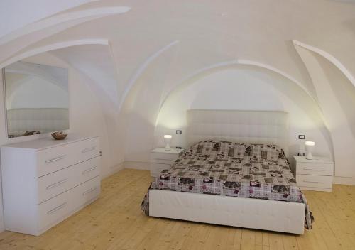 马蒂诺Family Deluxe Suite Salento的一间白色卧室,配有床和2个床头柜