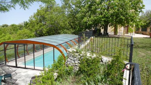 艾吉纳勒波斯奎特酒店的庭院中带滑梯的游泳池