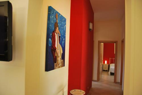 科尔萨诺Villa Verde的走廊上设有红色的墙壁,上面有绘画作品