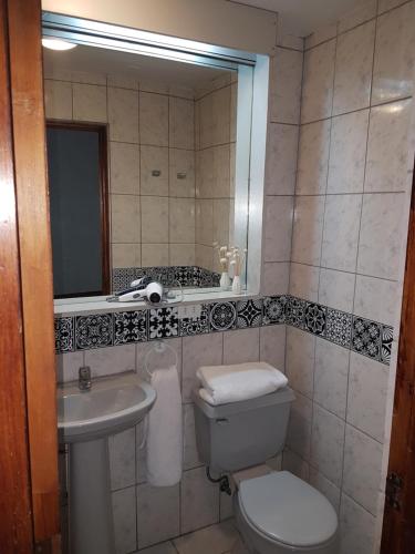 维纳德马Hotel 5 Norte的一间带卫生间、水槽和镜子的浴室