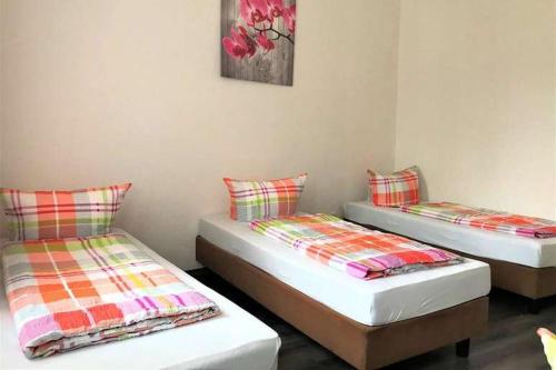纽伦堡Hostel "Berkut"的双床间设有2张单人床。