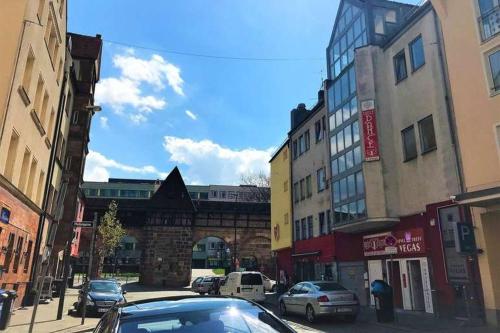 纽伦堡Hostel "Berkut"的停在城市街道上的汽车,街道上有很多建筑