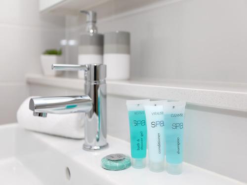 悉尼G1708S三卧室泽特蓝公寓的浴室水槽上有两个牙膏管