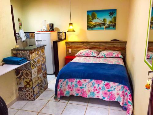 阿布拉奥Flat aluguel Abraão 2,Ilha Grande的一间卧室配有一张带蓝色棉被的床