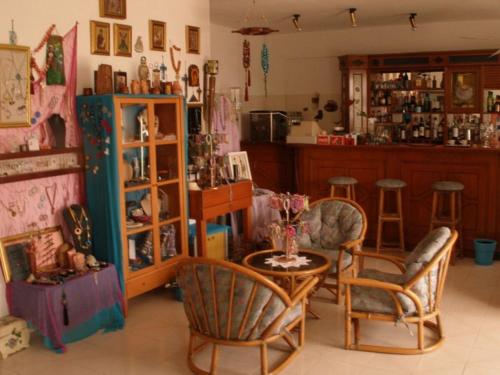 奥马斯帕纳吉亚斯Hotel Alexandros的客厅配有两把椅子和一张桌子