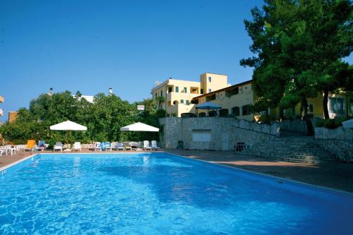 维耶斯泰贝拉维斯塔俱乐部酒店的一个带椅子和遮阳伞的大型蓝色游泳池