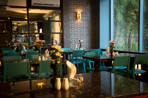 麦克坦Appleton Boutique Hotel Mactan Cebu的一间配备有桌子和蓝色椅子的用餐室