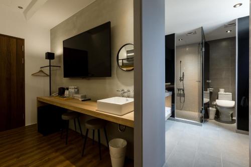 马公绿的旅店的一间带水槽和卫生间的浴室