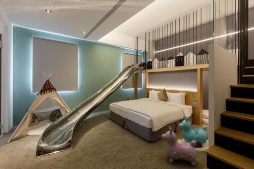 马公绿的旅店的一间卧室配有一张床和一个滑梯