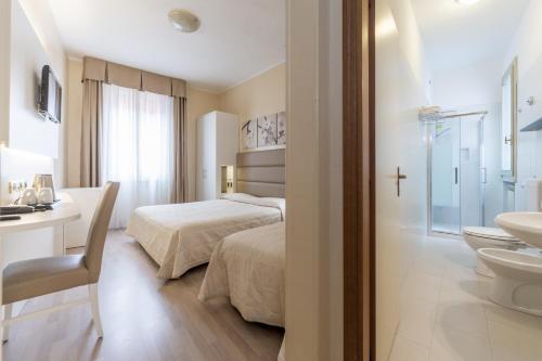 博洛尼亚大学酒店的一间卧室配有一张床,浴室设有水槽