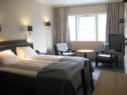 Bromma诺克鲁汽车旅馆的一间酒店客房,配有一张床和一台电视