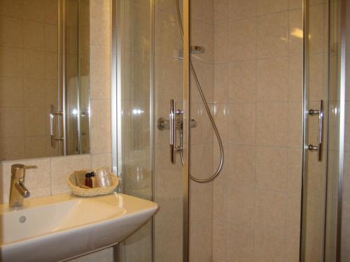 Bromma诺克鲁汽车旅馆的带淋浴和盥洗盆的浴室