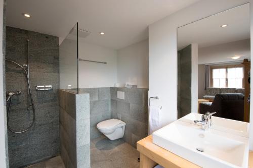 Andest波斯体格力恩安迪雅斯特旅馆的带淋浴、卫生间和盥洗盆的浴室