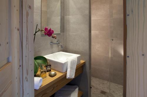 大博尔南马林小木屋酒店的一间带水槽和淋浴的浴室