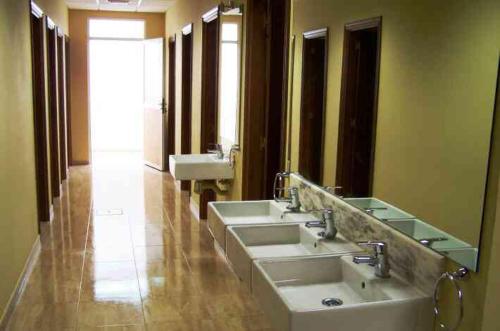 阿尔苏阿Albergue Los Caminantes 2的浴室设有3个水槽和2面镜子
