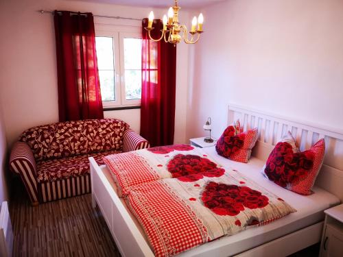 布尔根兰州圣马尔加勒滕Ferienappartement in St. Margarethen的一间卧室,床上有红色玫瑰