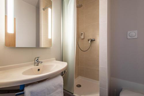 瓦讷B&B HOTEL Vannes Ouest Golfe du Morbihan的一间带水槽和淋浴的浴室