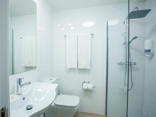 布尔拉达布尔拉达酒店的白色的浴室设有水槽和淋浴。