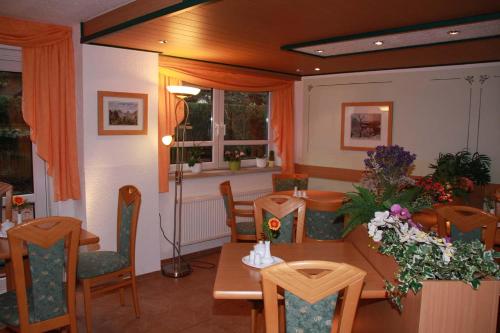 巴特尚道Hotel-Garni Elbgarten Bad Schandau的一间带桌椅的用餐室