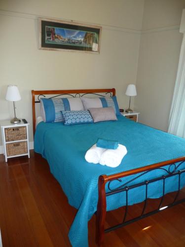 谢珀顿Shepp Central Apartment的一间卧室配有蓝色的床和2条毛巾