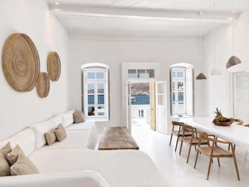 米克诺斯城Villa Kampani Sea View Villa Mykonos Town的白色的客厅配有白色的沙发和桌子