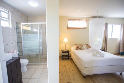 Sabana Westpunt蓝佐索布里诺酒店的一间卧室配有一张床和淋浴,还有一间浴室