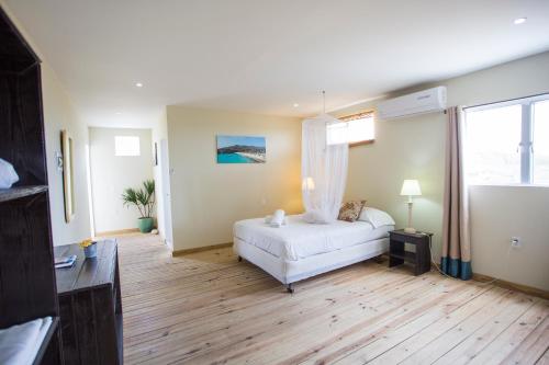 Sabana Westpunt蓝佐索布里诺酒店的卧室配有白色的床和窗户。