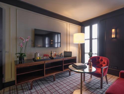 巴塞罗那Wittmore Hotel - Adults Only的客厅配有红色椅子和桌子