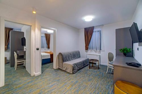 斯克拉丁斯克拉丁斯吉北区酒店的酒店客房带沙发以及一间卧室