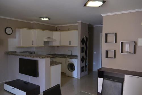 圣地亚哥港约丹马力诺公寓的厨房配有白色橱柜和台面