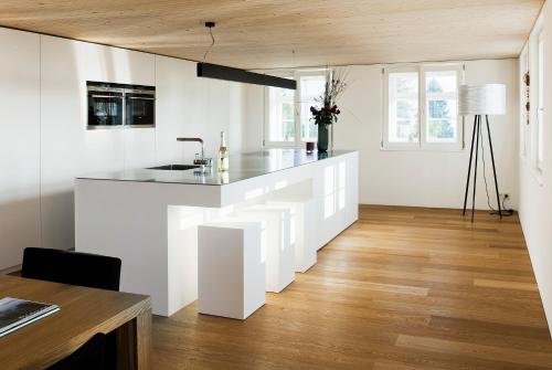 比尔的斯坦Mesmerhaus的厨房设有白色的墙壁和台面