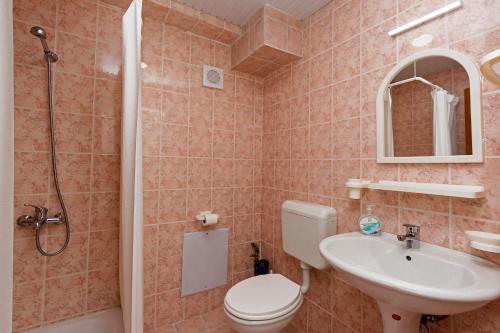 奥赫里德Protuger的浴室配有卫生间、盥洗盆和淋浴。