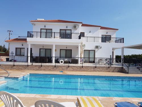 帕福斯Nayia Paradise Villa! Best Villa in Cyprus的别墅前设有游泳池