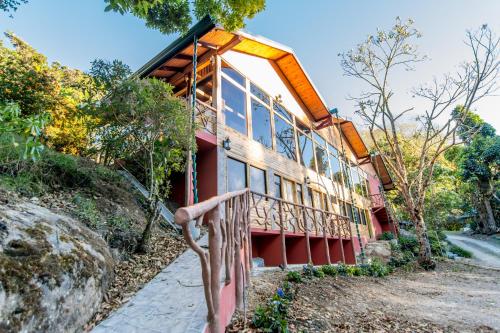 圣赫拉多德多塔梦幻森林小屋酒店的山边的房子