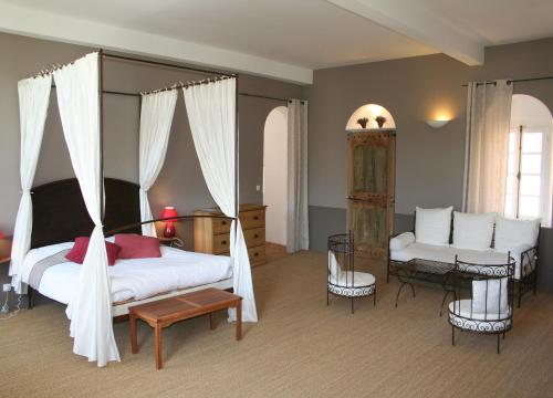 阿普特库温特酒店的一间卧室配有一张床、一把椅子和一张沙发