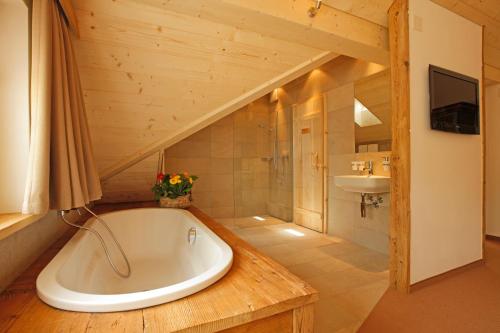 Gais贝伦 - 达斯旅馆的带浴缸和盥洗盆的浴室