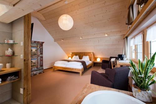 Gais贝伦 - 达斯旅馆的卧室配有一张床和一张桌子