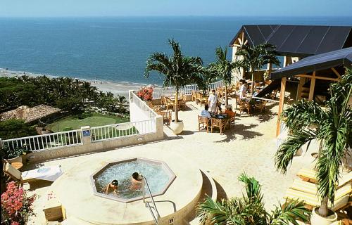 圣玛尔塔Irotama Resort Zona Torres的海滩旁的游泳池可容纳2人