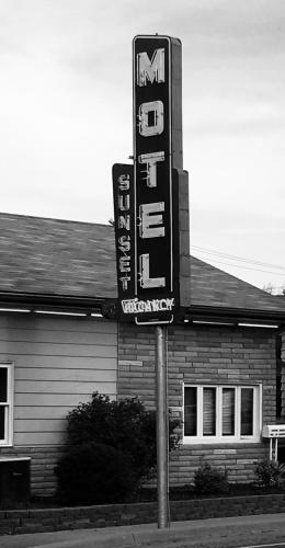 WaterlooSunset Motel的大楼前的汽车旅馆标志