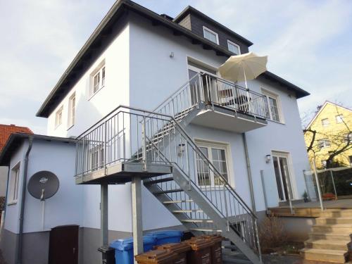 卑尔根FeWo in der Villa Gora, in Bergen auf Rügen的白色的房子,旁边设有楼梯