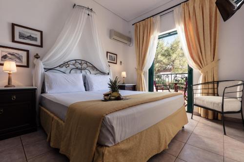 斯卡拉狄俄尼索斯酒店的一间卧室配有一张大床和一把椅子