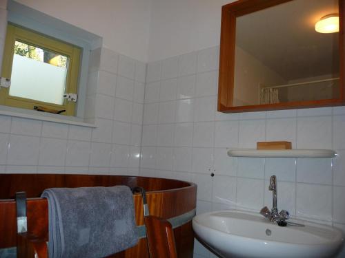 奥德米拉得姆Wellness vakantie villa的一间带水槽和镜子的浴室
