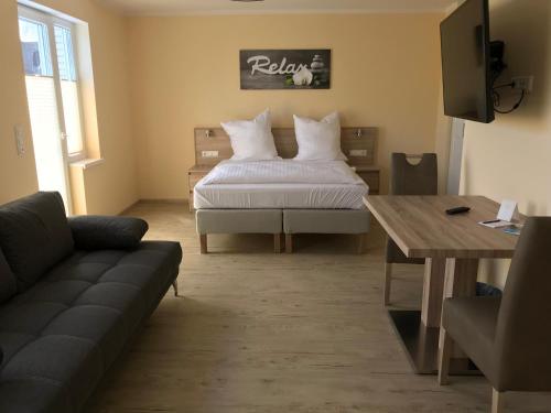 门兴格拉德巴赫Hotel Select Suites & Aparts的客厅配有床和沙发